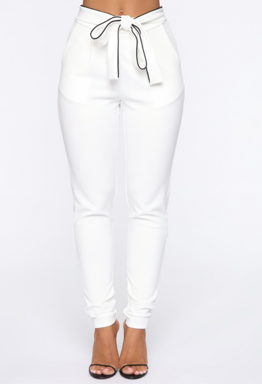Pantalón blanco con lazo contraste