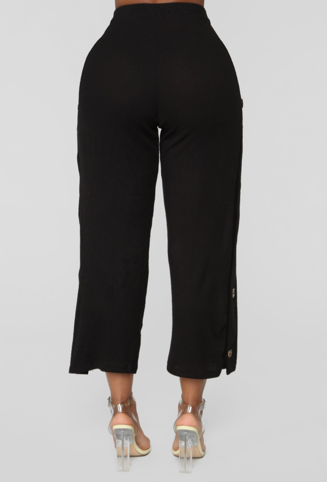 Pantalón Capri Negro con Botones Laterales