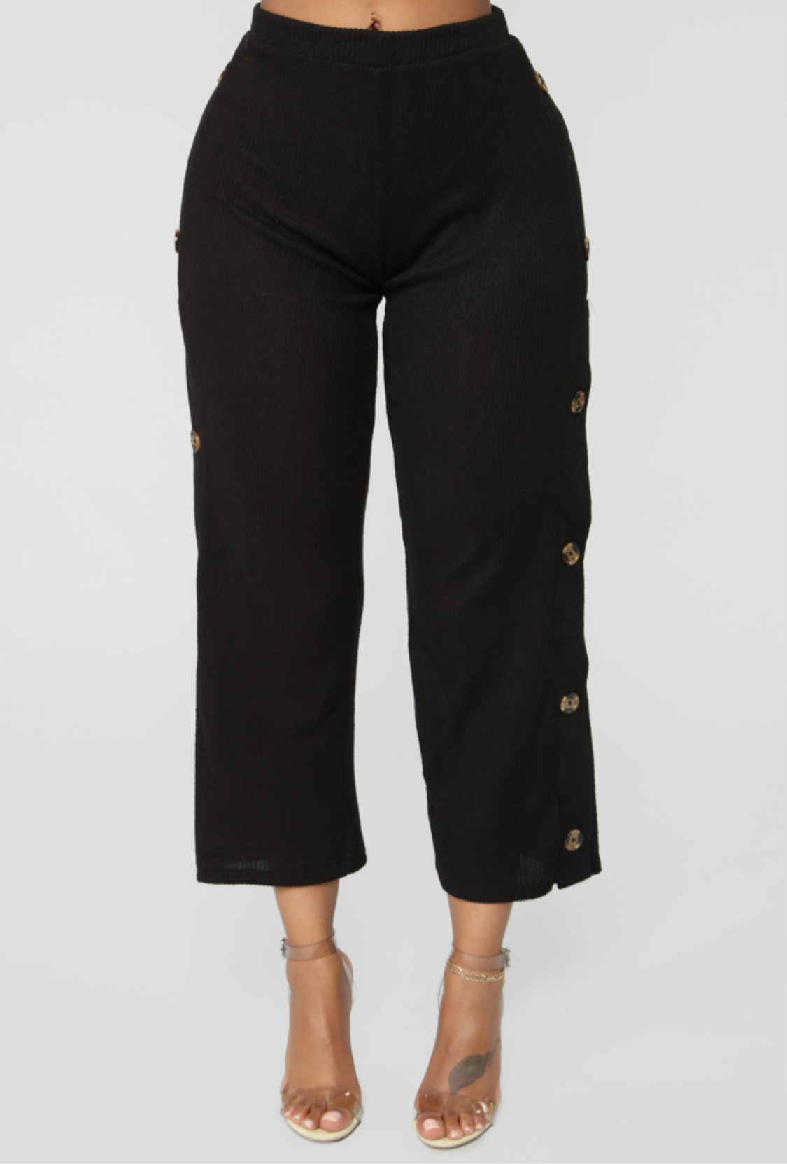 Pantalón Capri Negro con Botones Laterales