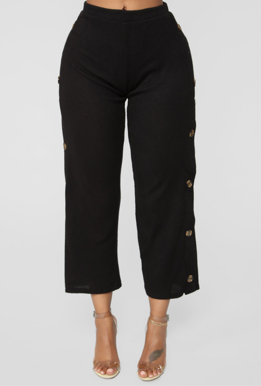 Pantalón Capri Negro con Botones Laterales