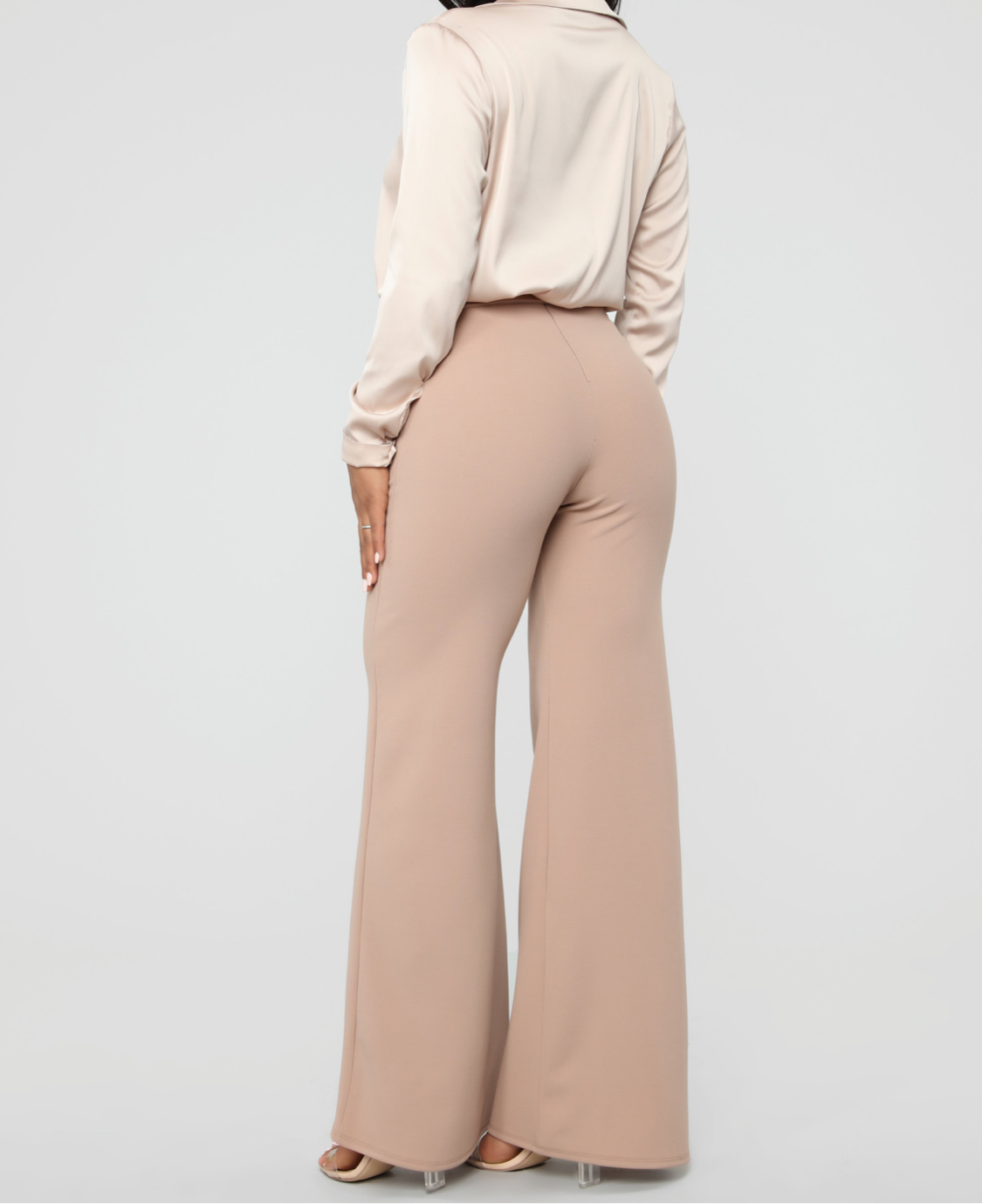 Pantalón palazzo nude con cinturón