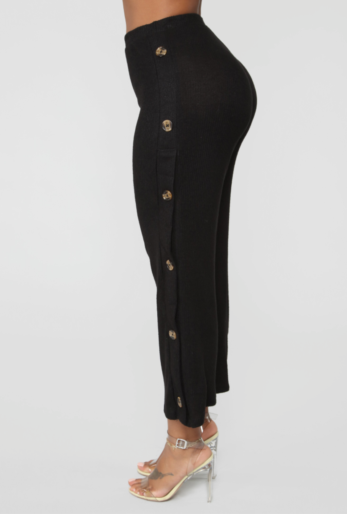 Pantalón Capri Negro con Botones Laterales